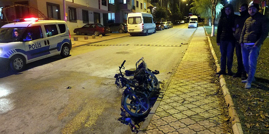 Motosikleti ateşe verdiler