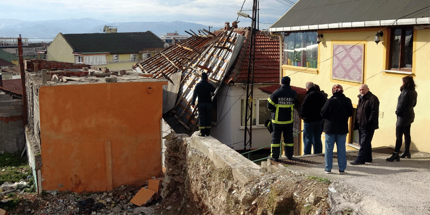 Kuvvetli rüzgarda binanın çatısı uçtu