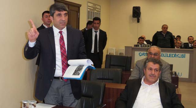 Son meclis sartışmalarla son buldu