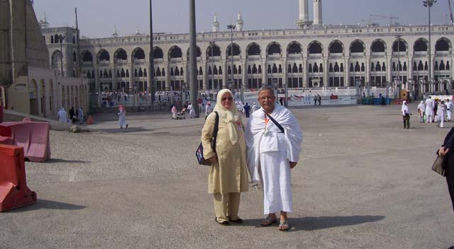 Şafak Ailesi, Umreye gitti