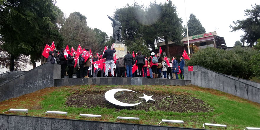 Atatürk anıtının önündü 'Andımız' ı okudular