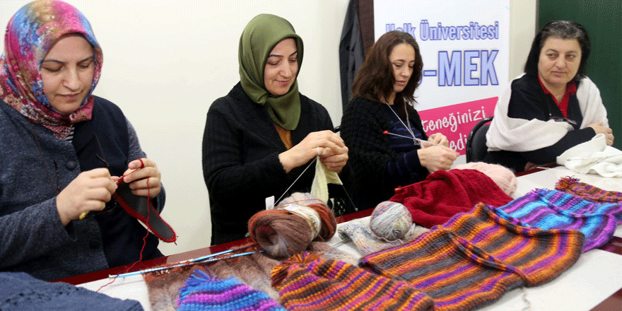 Yetim çocuklara kazak ördüler!