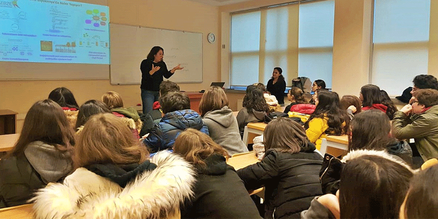 Konuk Öğrencilere Uygulamalarla Kimya Bilimi Anlatıldı