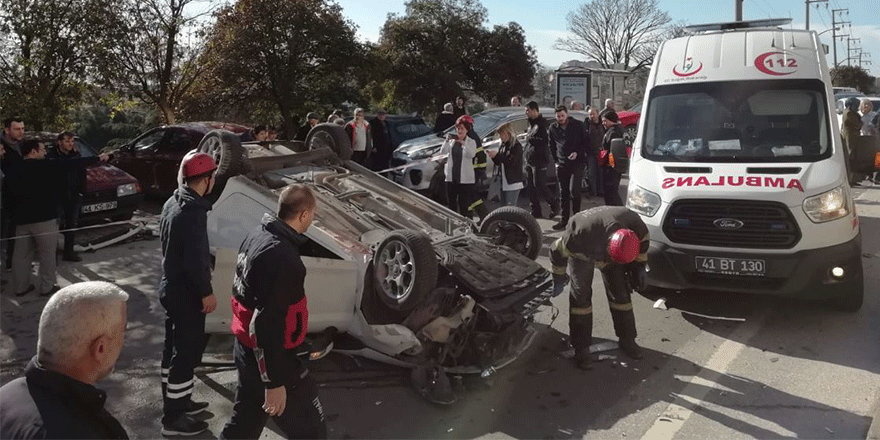 2 araç kafa kafaya çarpıştı: 2 yaralı