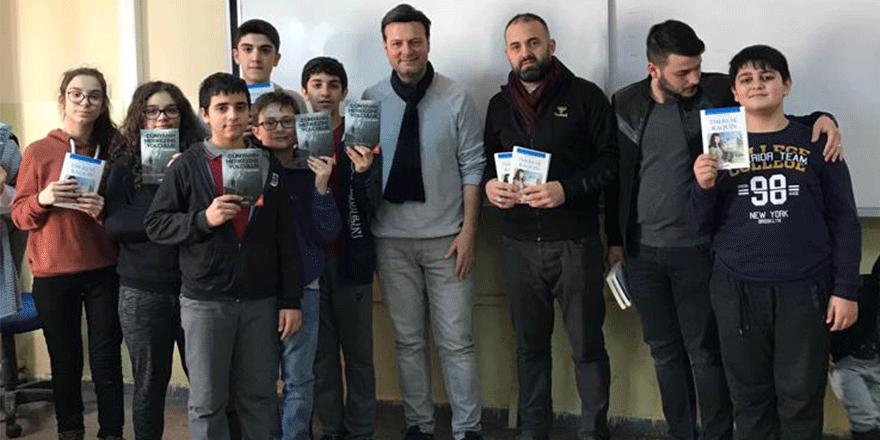 Öğrencilere kitap dağıttı