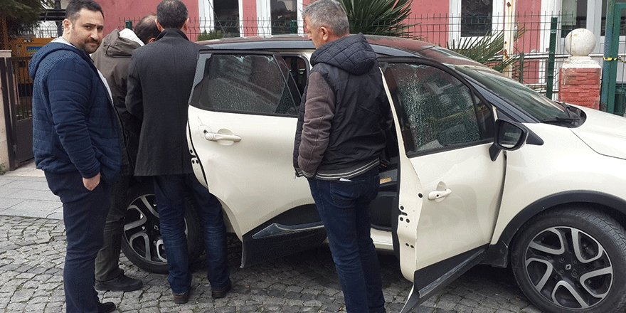 Park halindeki otomobile kurşun yağdırdılar