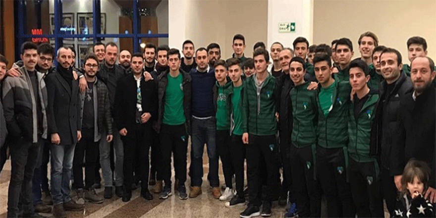 Altyapı oyuncuları tiyatro izledi