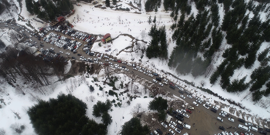 Kartepe Kayak Merkezi yolunda 15 kilometrelik araç kuyruğu