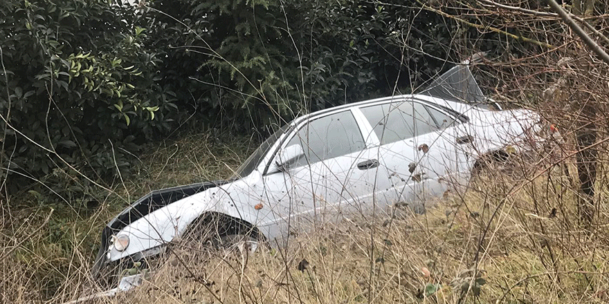 Otomobil su kanalına uçtu