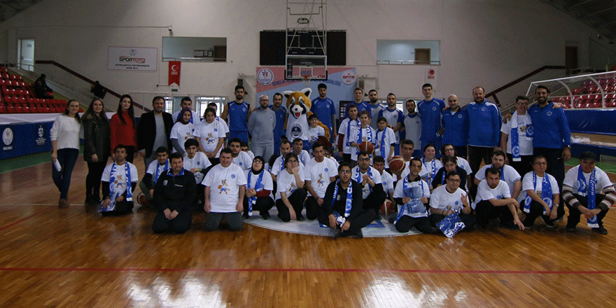 Özel öğrenciler  basketbol antrenmanında