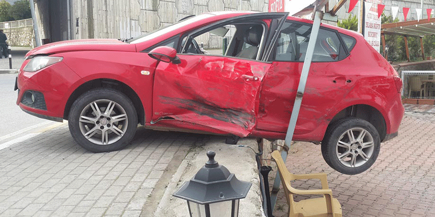 Otomobil ile ticari araç çarpıştı