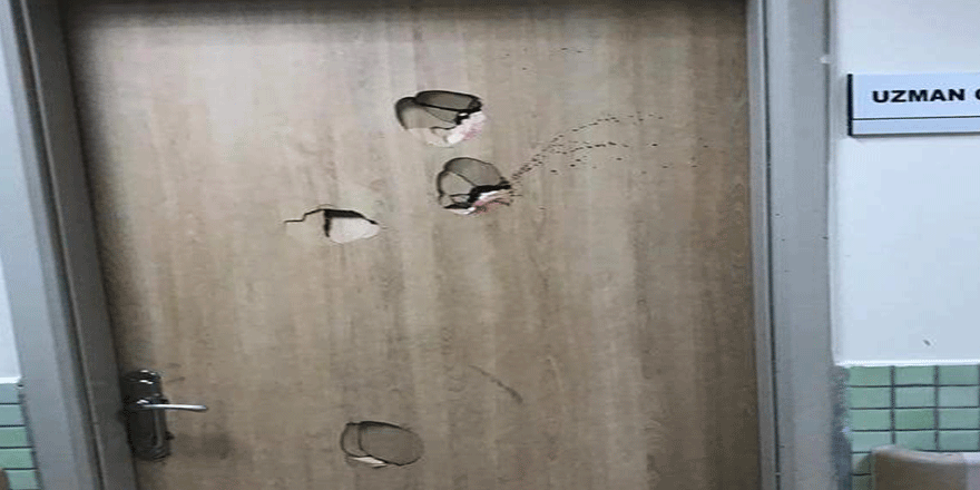 Doktora saldıran hasta yakını, odanın kapısını kırdı