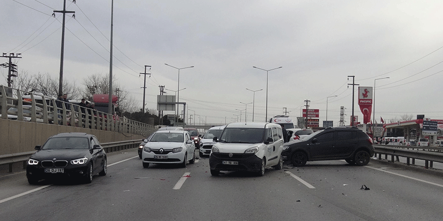 6 araç çarpıştı: 5 yaralı