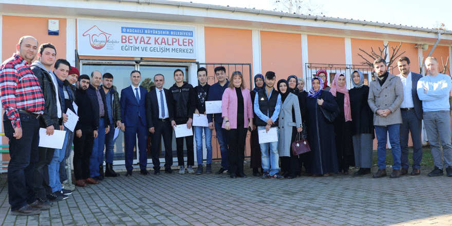 Beyaz Kalpler’de mezuniyet sevinci