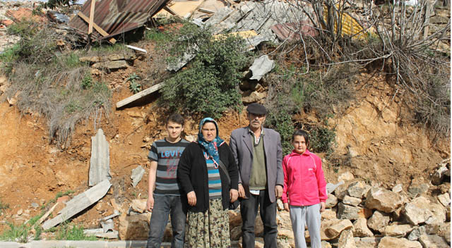 Altı çocuğuyla sokakta kaldı