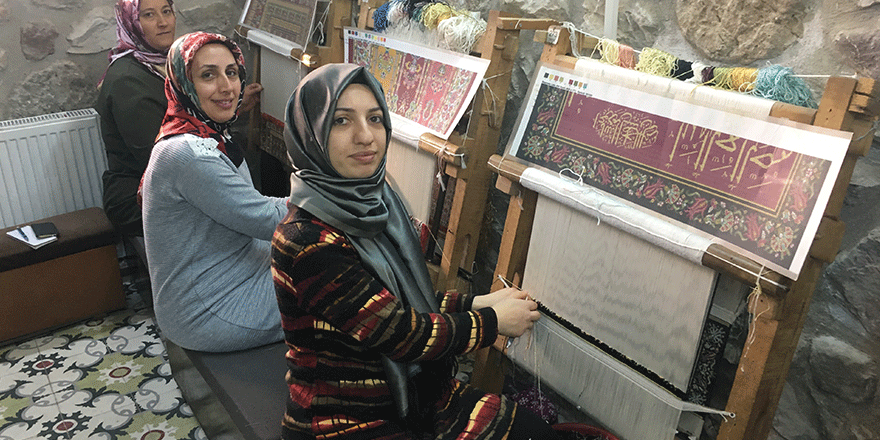 Tarihi konakta ipek halı dokuyorlar