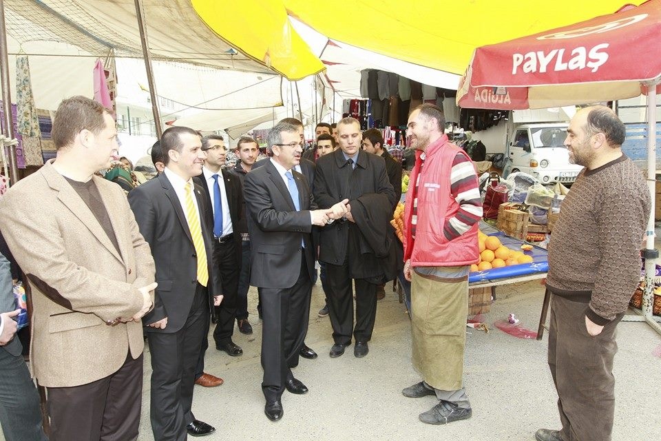 Köşker, pazarda vatandaşları dinledi