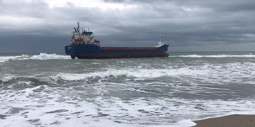 Kandıra'da gemi, karaya oturdu
