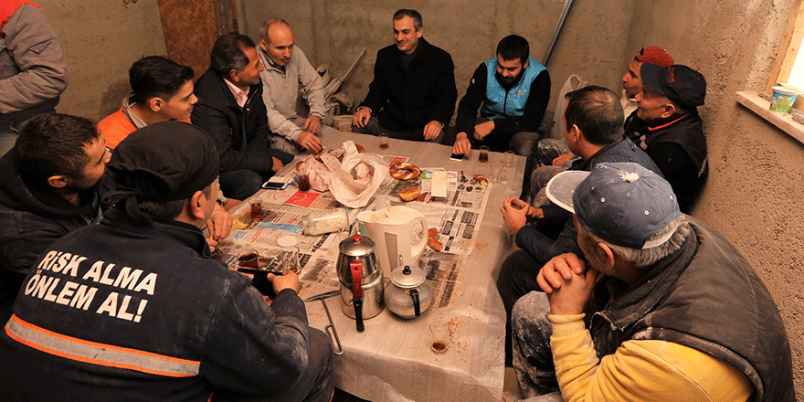 İnşaat işçileriyle kahvaltı yaptı