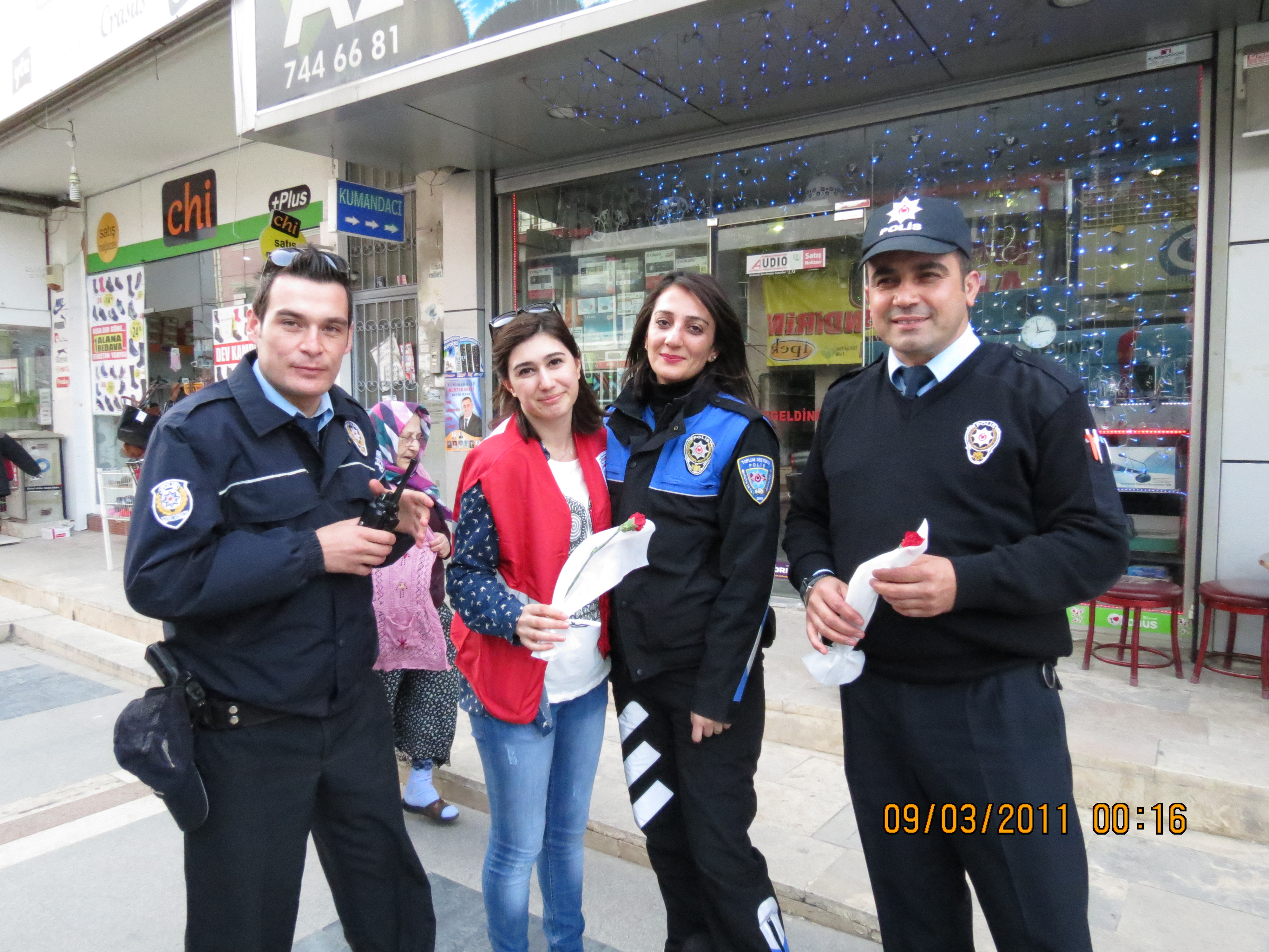 Polisler bu sefer karanfil dağıttı