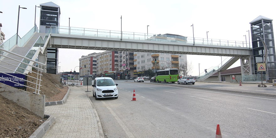 Gebze’ye modern yaya köprüsü