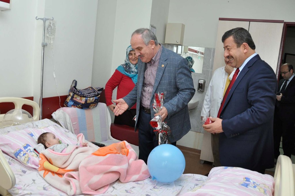 Hastalara karanfil dağıttılar