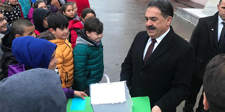 Kaymakam Güler bayrak törenine katıldı