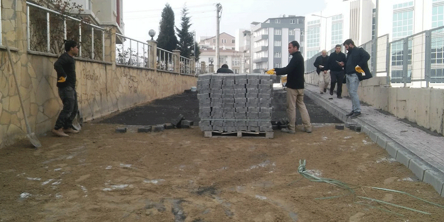 Parke ve tretuvar çalışmaları