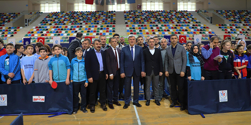 Okullar arası masa tenisi şampiyonası başladı
