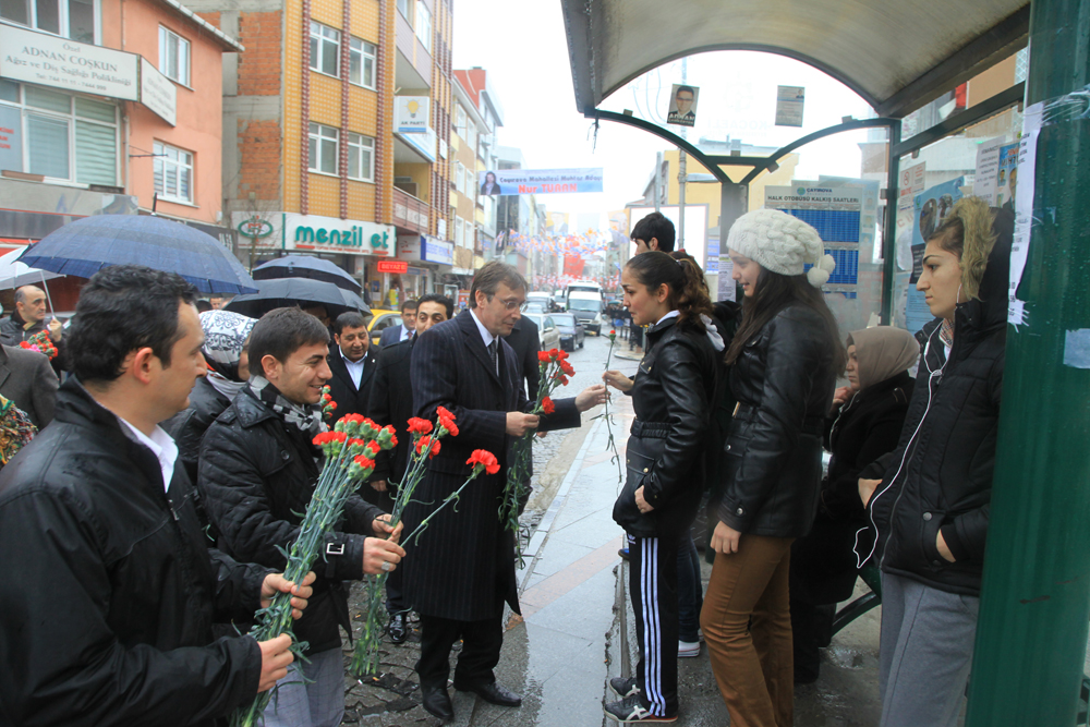 Demirci, kadınlara karanfil dağıttı