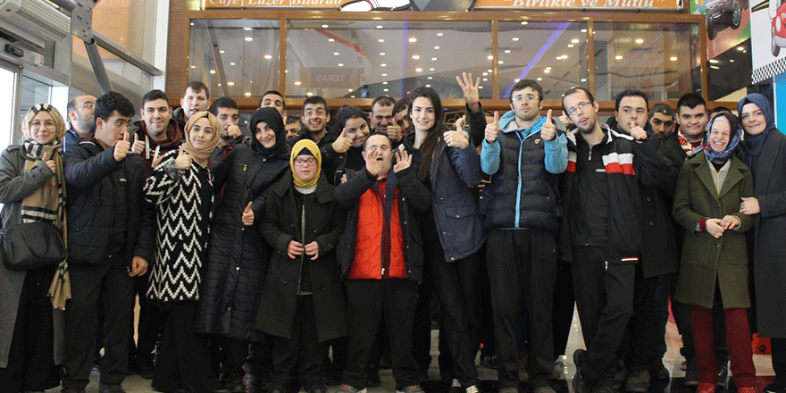 Engelli öğrenciler bowling turnuvasında