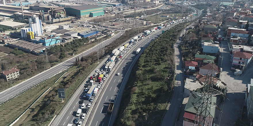 TEM'de 6 kilometrelik kuyruk oluştu   