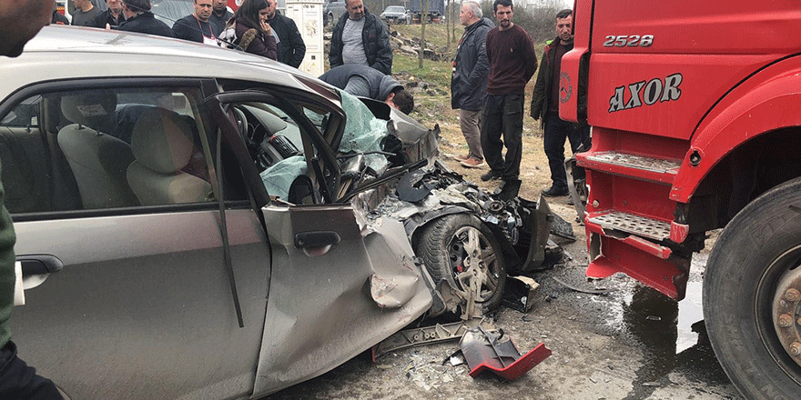 Kamyonun altına giren otomobilin sürücüsü yaralandı