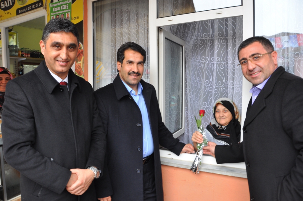 Okur, Tavşancıl'da çiçek dağıttı