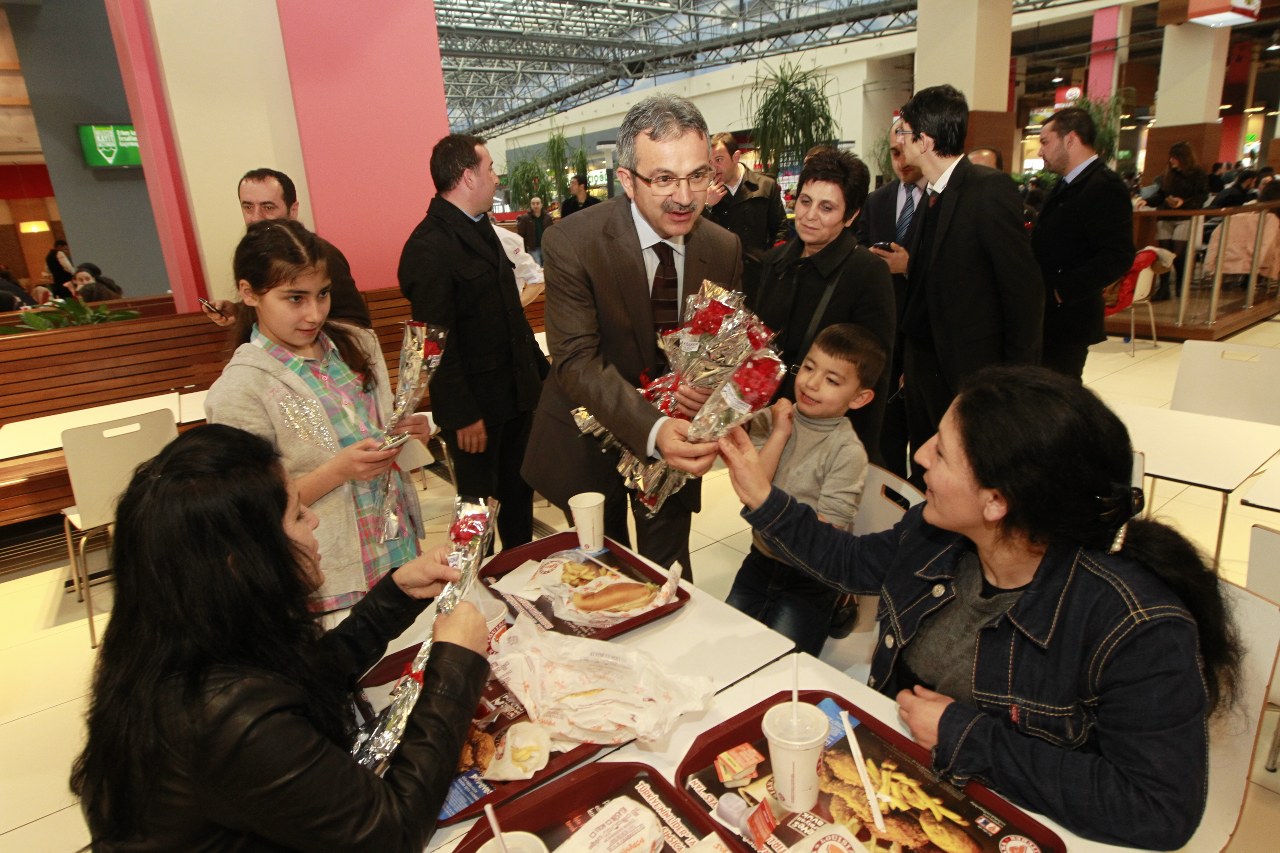Köşker’den Gebzeli kadınlara 8 Mart çiçeği