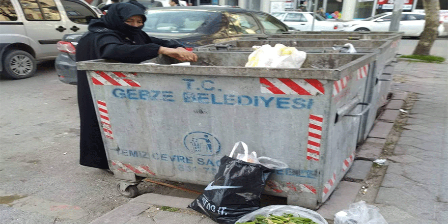 Çöpten yiyecek topladı