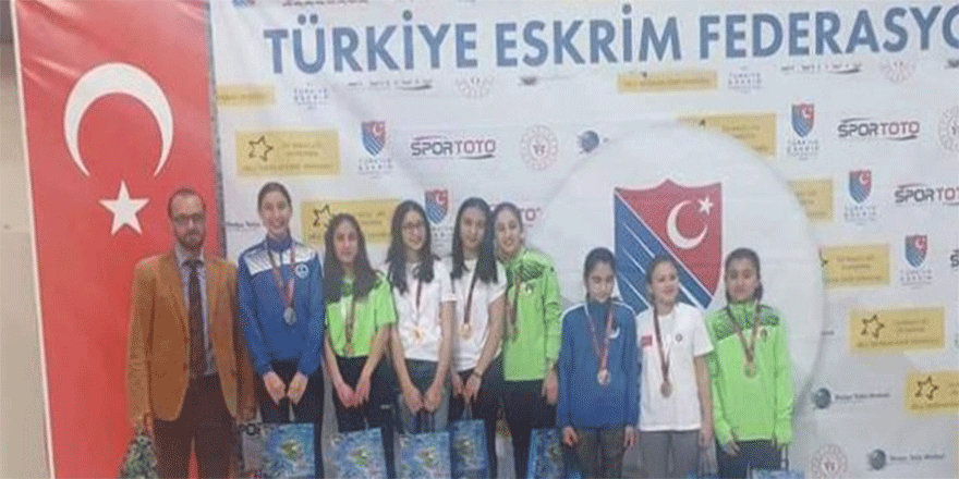 Eskrimciler madalyalarla döndü