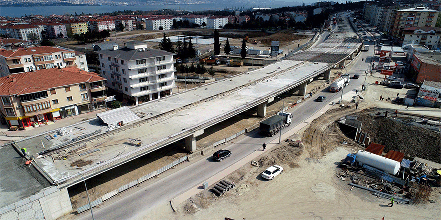 Köprülü Kavşağı’a tabliye betonu dökülüyor