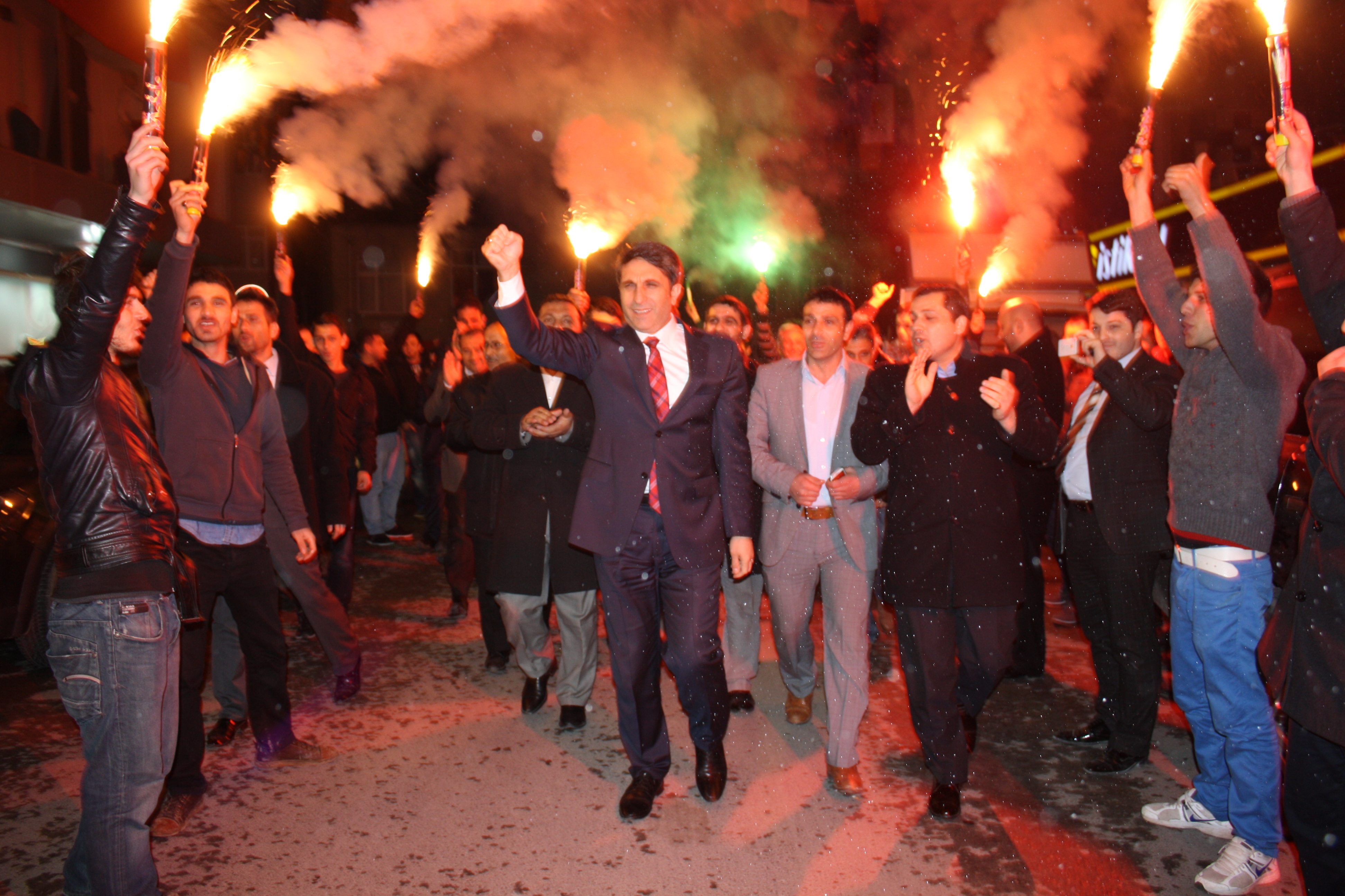 Bayrak meşalelerle karşılandı