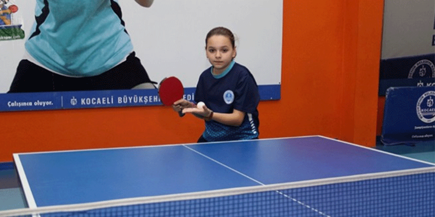 Masa Tenisinde yıldız gibi parlıyor