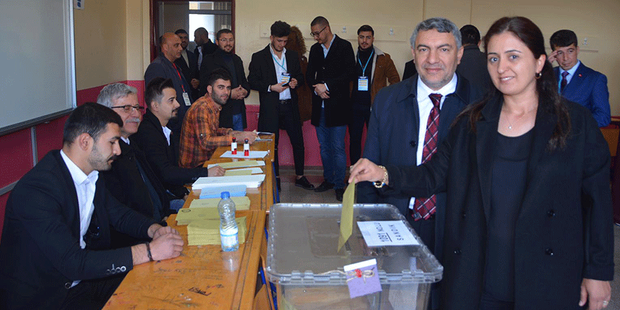 Şayir eşiyle oyunu kullandı