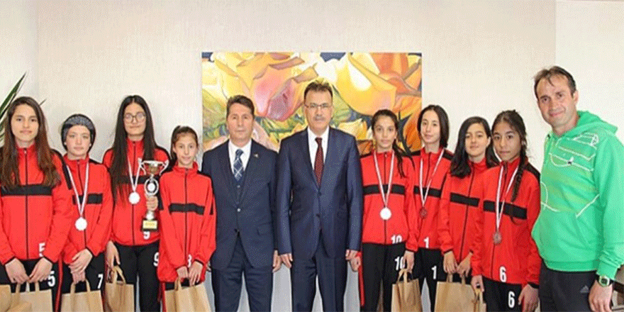 Kaymakam Gözen ödüllendirdi