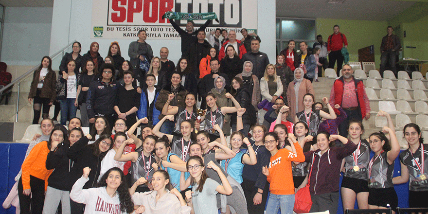 Yıldız kızlar voleybolda en büyük Yuvam İzmitspor