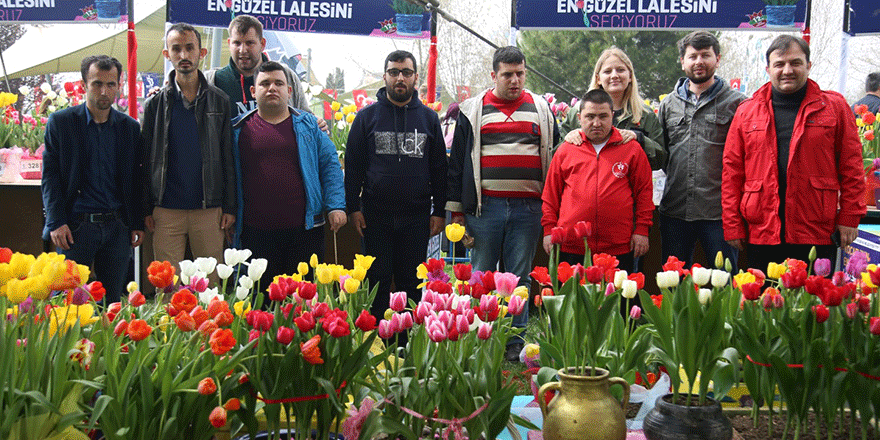 Özel öğrenciler lale yetiştirip, festivalde yarıştı