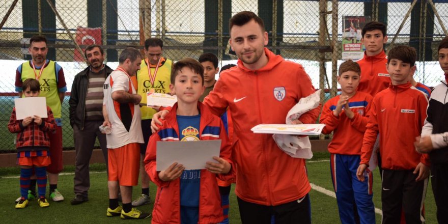 GEBZE’NİN ALTIN ÇOCUKLARI ONUR BELGELERİNİ ALDI