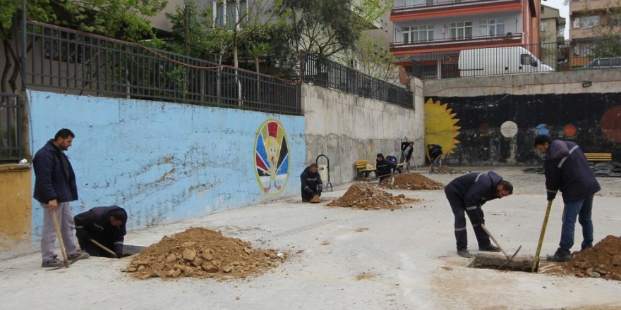 Çayırova Ortaokulunun bahçesi ağaçlandırılıyor