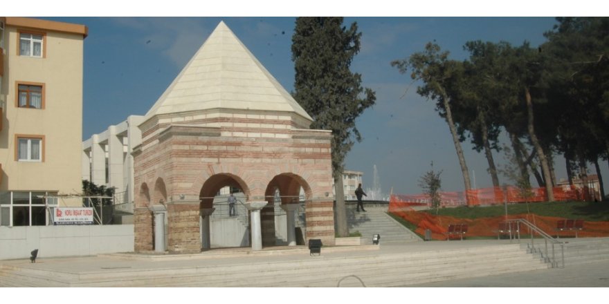Türbenin kitabesi kayıp