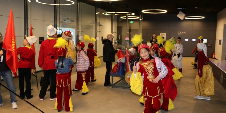 23 Nisan çocuklarından Gebze K@BİN’de renkli gösteri