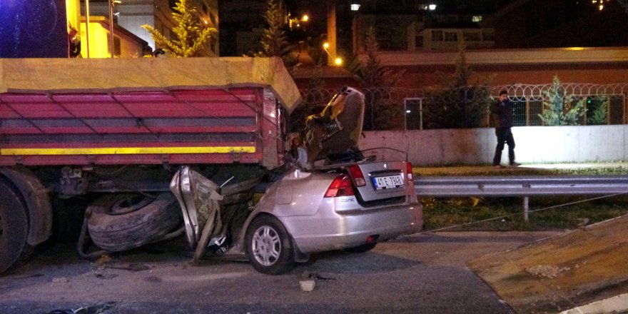 Otomobil TIR'ın altına girdi: 2 ölü