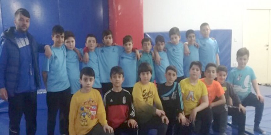 Güreşçiler çalışıyor